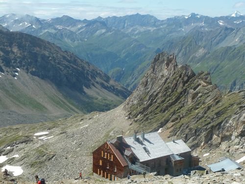 Der Großvenediger in Osttirol zählt zu den schönsten Alpengipfeln Österreichs. Mit 3.666 m fehlen ihm nur rund 200 m auf den Großglockner, doch an Pracht und Aussicht steht er dem 