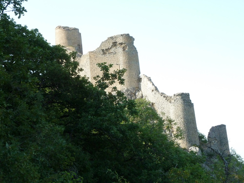 Die Burgruine Cirax Qala aus der Zeit der Sassaniden (5. Jhrt.) im Nordwesten von Baku war einst Teil einer 120 km langen Befestigungsanlage und später im 18. Jhrt. südlichster Punkt des Quba-Khanats. Von hier genießt man einen herrlichen Überblick über die kaspische Küste.

Die Kaukasusrepublik Aserbaidschan hat viele Highlights für Besucher zu bieten, Naturwunder wie brennende Berge und Schlammvulkane, jahrtausende alte Felszeichnungen aus der Urzeit des Menschen, antike Feuertempel und Paläste aus tausendundeiner Nacht, Nationalparks für Vogelbeobachter ebenso wie moderne Hotels an den weiten Sandstränden des Kaspischen Meeres. Jetzt will das Land auch touristisch in die Offensive gehen.