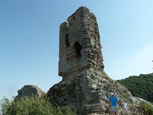 Die Burgruine Cirax Qala aus der Zeit der Sassaniden (5. Jhrt.) im Nordwesten von Baku war einst Teil einer 120 km langen Befestigungsanlage und später im 18. Jhrt. südlichster Punkt des Quba-Khanats. Von hier genießt man einen herrlichen Überblick über die kaspische Küste.

Die Kaukasusrepublik Aserbaidschan hat viele Highlights für Besucher zu bieten, Naturwunder wie brennende Berge und Schlammvulkane, jahrtausende alte Felszeichnungen aus der Urzeit des Menschen, antike Feuertempel und Paläste aus tausendundeiner Nacht, Nationalparks für Vogelbeobachter ebenso wie moderne Hotels an den weiten Sandstränden des Kaspischen Meeres. Jetzt will das Land auch touristisch in die Offensive gehen.