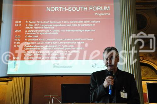 Ruedi Küng von Radio DRS moderierte die Veranstaltung des North-South Forum an der ETH Zürich zum Thema 