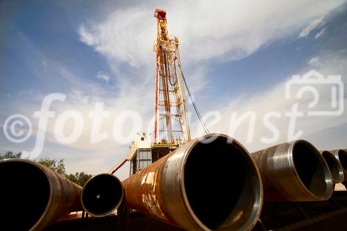 Die Bohrung des australisch-österreichischen Erdöl-Explorationsunternehmens ADX Energy Ltd. in Sidi Dhaher hat kürzlich die 2.000 Meter Marke überschritten. Das Bohrprojekt befindet sich nun in der Testphase. Im Bild: Futterrohre, dahinter Bohrturm