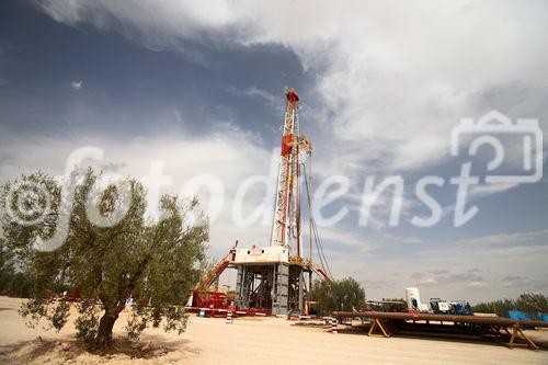 Die Bohrung des australisch-österreichischen Erdöl-Explorationsunternehmens ADX Energy Ltd. in Sidi Dhaher hat kürzlich die 2.000 Meter Marke überschritten. Das Bohrprojekt befindet sich nun in der Testphase. Im Bild: Bohrturm