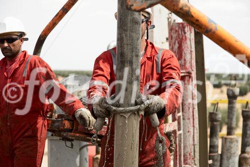 Die Bohrung des australisch-österreichischen Erdöl-Explorationsunternehmens ADX Energy Ltd. in Sidi Dhaher hat kürzlich die 2.000 Meter Marke überschritten. Das Bohrprojekt befindet sich nun in der Testphase. Im Bild: Arbeiter bei der Verrohrung