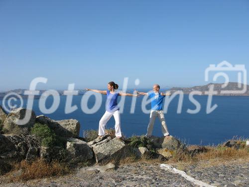 Auf dem Foto zu sehen sind Katharina Rainer-Trawöger (Yoga-Lehrerin) und Andreas Rainer (Qigong-Kursleiter) aus Wien, bei den Morgenübungen am Kraterrand eines zum großen Teil erloschenen Vulkans  in Griechenland im Juni 2009. Beim Seminar 