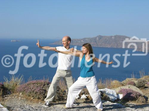 Auf dem Foto zu sehen sind Katharina Rainer-Trawöger (Yoga-Lehrerin) und Andreas Rainer (Qigong-Kursleiter) aus Wien, bei den Morgenübungen an der Caldera (der Kraterrand des in sich zusammen gestürzten Vulkans)  in Griechenland im Juli 2008. Beim Seminar 