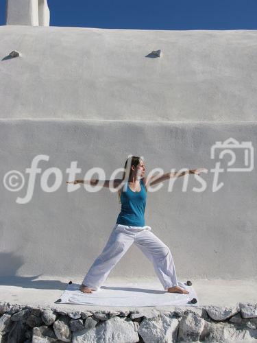 Auf dem Foto zu sehen ist Katharina Rainer-Trawöger, Yoga-Lehrerin aus Wien, in Griechenland im Juni 2009. Diese Asana (gehaltene Stellung), auf Deusch 