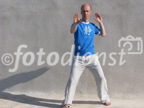 Auf dem Foto zu sehen ist Andreas Rainer, Qigong-Kursleiter aus Wien, beim Qigong  in Griechenland im Juni 2009, im Rahmen der Freizeitakademie Santorin, beim Seminar 