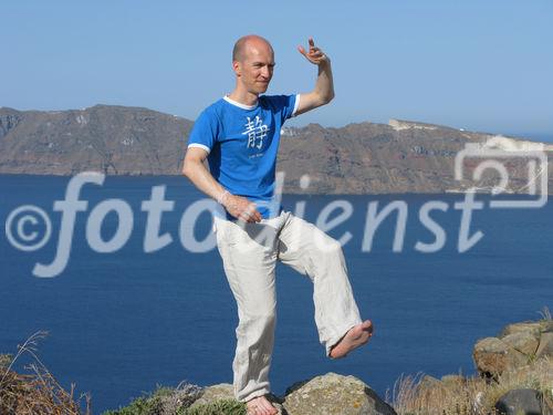 Andreas Rainer, Qigong-Kursleiter aus Wien, zeigt eine  Qigong-Übung aus den chinesischen Wudang-Bergen in Oia auf Santorin im Juni 2009, hoch über dem Meer am Kraterrand, der Caldera. Die Übung aus der Serie der 13 Säulen nennt sich 