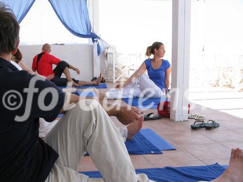 Auf dem Foto zu sehen ist Katharina Rainer-Trawöger, Yoga-Lehrerin aus Wien, beim Unterricht  in Griechenland im Juni 2009 im 