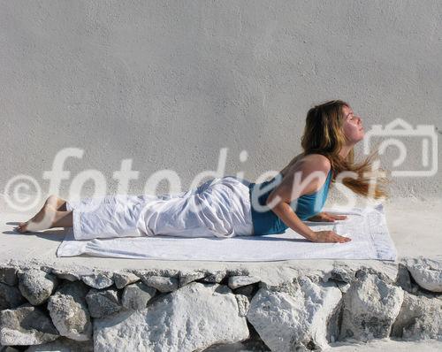 Auf dem Foto zu sehen ist Katharina Rainer-Trawöger, Yoga-Lehrerin aus Wien, beim Sonnengruß  in Griechenland im Juni 2009 in der Asana 