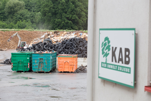 Im Rahmen der 1-tägigen Exkursion wurde der Altholzrecyclingprozess von der Sammlung über die Sortierung bis hin zum Recyclingprodukt veranschaulicht.