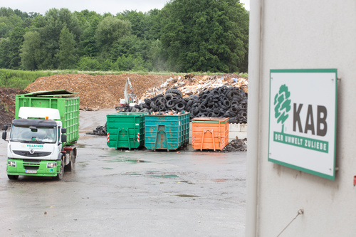 Im Rahmen der 1-tägigen Exkursion wurde der Altholzrecyclingprozess von der Sammlung über die Sortierung bis hin zum Recyclingprodukt veranschaulicht.