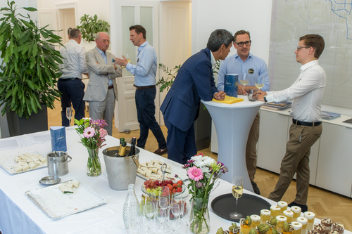 Hudej Zinshäuser Wien lud am 24. Juni zu einem entspannten Sommerabend mit eisgekühltem Champagner & leichten Tramezzini in seine Geschäftsräumlichkeiten.