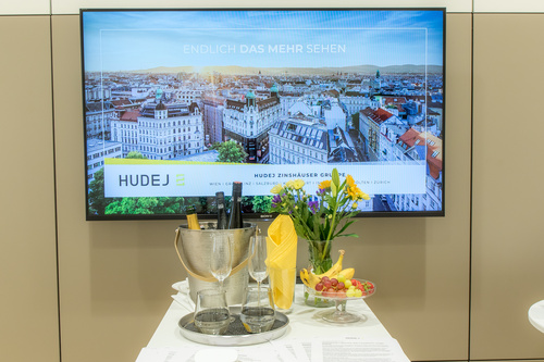 Hudej Zinshäuser Wien lud am 24. Juni zu einem entspannten Sommerabend mit eisgekühltem Champagner & leichten Tramezzini in seine Geschäftsräumlichkeiten.