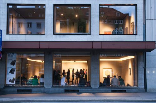 Der italienische Kunsthändler Ruggero Montrasio Arte hat sein Österreich-Quartier in Innsbruck aufgeschlagen. Die neue Galerie KilometroZero (Km0) präsentiert zeitgenössische italienische Kunst im Dialog mit dem Kunstschaffen in Deutschland und Österreich – mit je drei Schwerpunkten jährlich in den nächsten fünf Jahren. Die erste Hauptausstellung ist den 