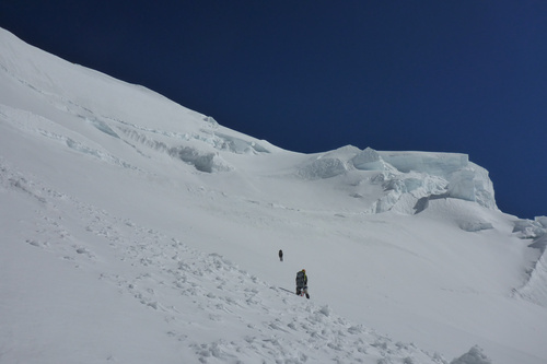 Der Klimawandel erreicht langsam auch die Gletschergebiete im Altai-Gebirge in Sibirien. 100 Jahre nach der Erstbesteigung durch die Gebrüder Tronow hat eine pressetext-Gruppe den 4.506 m hohen 