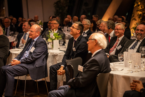 Der international tätige Industrieofenbauer Aichelin lud Ende Mai zum 150. Firmenjubiläum ins Stuttgarter Porschemuseum. Kunden, Partner und Mitarbeiter aus der ganzen Welt gratulierten. 