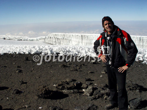 © Fotodienst/ Pressetext-Chef Dr. Wilfried Seywald vor dem südlichen Eisfeld (Gletscher) am Gipfel des Kilimandscharo, dem mit 5.895 m höchsten Berg Afrikas.                              