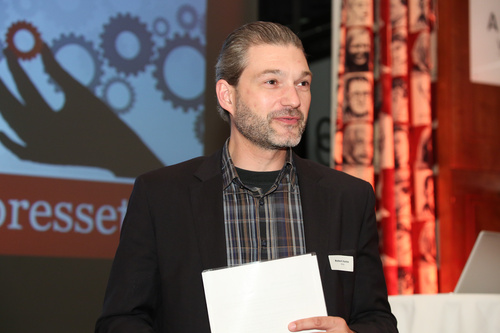 Die Best of Social Media Awards 2013 wurden am 26. Juni auf der Social Media Convention in Wien vergeben. Im Bild:  Jurymitglied Robert Hanke (PRVA) erläutert den Auswahlprozess.