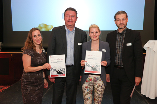 Die Best of Social Media Awards 2013 wurden am 26. Juni auf der Social Media Convention in Wien vergeben. Im Bild:  Award-Nominierte Susanne Liechtenecker mit Maren Fick,  Anton Jenzer (DMVÖ) und Robert Hanke (PRVA).