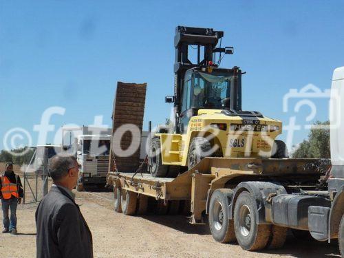 Die Vorbereitungen für die Produktionstests in Sidi Dhaher sind in vollem Gang. Im Bild: Vorbereitungsarbeiten für den Aufbau von Camp und Bohrturm