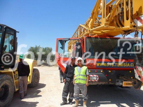 Die Vorbereitungen für die Produktionstests in Sidi Dhaher sind in vollem Gang. Im Bild: Vorbereitungsarbeiten für den Aufbau von Camp und Bohrturm