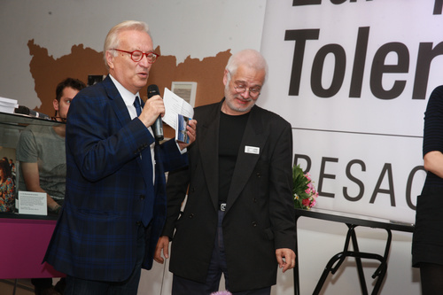 Estha Sackl (23), Tijana Pajic (31) und Sabrina Öhler (20) waren die Preisträgerinnen des Young Poetry Slams im Rahmen der Europäischen Toleranzgespräche in Fresach. PEN-Ciub Austria Präsident Helmuth A. Niederle lobte die hohe Qualität der einzelnen Performances und versprach deren Publikation im PEN-Buch zu den Toleranzgesprächen. Im Bild: DRF-Präsident Hannes Swoboda und PEN-Präsident Helmuth A. Niederle.