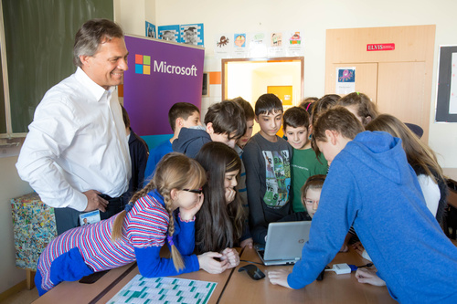  (c) fotodienst / Anna Rauchenberger - Wien, am 13.02.2014 - Safer Internet Microsoft Aktionstag 2014. Microsoft GF Georg Obermeier (links hinten) mit Schülern