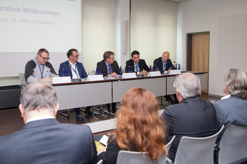 Die neue Aufgabe des IR-Verantwortlichen in börsenotierten Unternehmen diskutierte eine hochkarätige Podiumsrunde am Montag bei der DIRK-Konferenz in Frankfurt.
