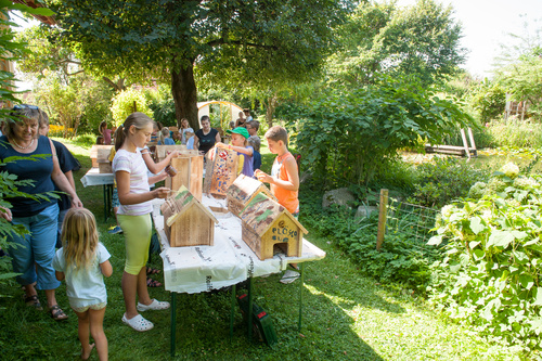 11 dm-Filialen in Graz und Umgebung haben finanzielle Mittel gesammelt, damit auch Kinder aus einkommensschwachen Familien die Naturworkshops von Konrad Guggi besuchen und wieder mehr Bezug zur heimischen Fauna und Flora entwickeln können.
