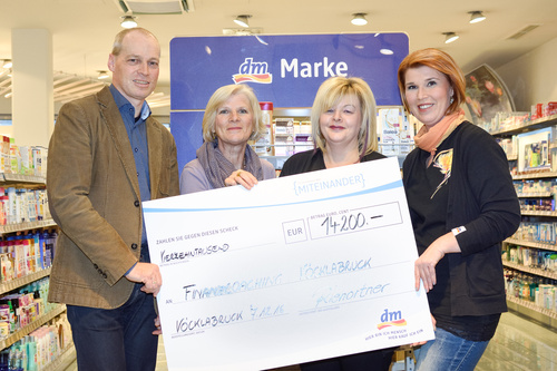 dm unterstützt Finanzcoaches in Oberösterreich: 14.200 Euro für Familien in Not.