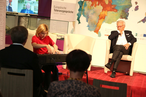 Die Europäischen Toleranzgespräche 2020 wurden am Donnerstag vormittag im Kärntner Bergdorf Fresach eröffnet. Im Bild Elias Keller und Kuratoriumspräsident Hannes Swoboda.