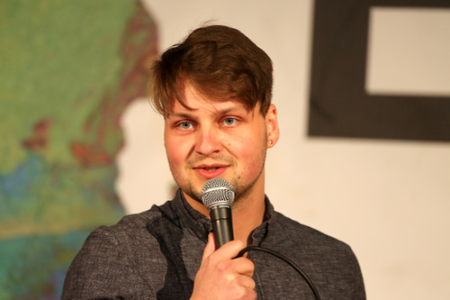Mit dem traditionellen Poetry Slam wurden die 6. Europäischen Toleranzgespräche im Kärntner Bergdorf Fresach abgeschlossen. Im Bild Slam-Moderator Lukas Hofbauer.