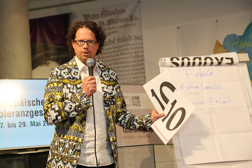 Mit dem traditionellen Poetry Slam wurden die 6. Europäischen Toleranzgespräche im Kärntner Bergdorf Fresach abgeschlossen. Im Bild: DRF-Vorstand Roland Gruber.