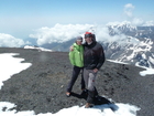 Geschafft: Barbara Gapp und Wilfried Seywald nach sieben Stunden Aufstieg als erste Österreicher auf dem Gipfel des 4.466 m hohen Bazardüzu. 

Ein pressetext-Team bestieg auf Einladung des aserischen Umweltministeriums und der Bergsportförderation FAIREX den höchsten Berg Aserbaidschans. Er liegt im größten Nationalpark des Kaukasus, dem 