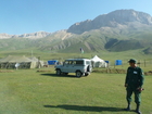 Militärkontrolle auf dem Weg zum 4.466 m hohen Bazardüzu: Ein pressetext-Team bestieg auf Einladung des aserischen Umweltministeriums und der Bergsportförderation FAIREX den höchsten Berg Aserbaidschans. Er liegt im größten Nationalpark des Kaukasus, dem 
