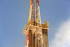 Die Bohrung des australisch-österreichischen Erdöl-Explorationsunternehmens ADX Energy Ltd. in Sidi Dhaher hat kürzlich die 2.000 Meter Marke überschritten. Das Bohrprojekt befindet sich nun in der Testphase. Im Bild: Oberer Teil des Bohrturms