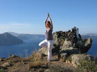 Auf dem Foto zu sehen ist Katharina Rainer-Trawöger, Yoga-Lehrerin aus Wien, auf der Insel Thira (Santorin) in Griechenland im Juni 2009 in der Asana 