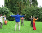Der Qigong-Kursleiter Andreas Rainer aus Wien unterrichtet chinesische Qigong-Übungen aus der Serie der Meridian-Dehn-Übungen (zuletzt oft als 