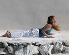 Auf dem Foto zu sehen ist Katharina Rainer-Trawöger, Yoga-Lehrerin aus Wien, beim Sonnengruß  in Griechenland im Juni 2009 in der Asana 