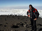 © Fotodienst/ Pressetext-Chef Dr. Wilfried Seywald vor dem südlichen Eisfeld (Gletscher) am Gipfel des Kilimandscharo, dem mit 5.895 m höchsten Berg Afrikas.                              