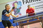 Der mehrfache Paralympics-Sieger und Weltmeister im Tischtennis, Jochen Wollmert aus Wuppertal, gab anlässlich der Europäischen Toleranzgespräche in Klagenfurt ein Gastspiel. Im Bild mit Gegner Krisztian Gardos.