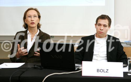 (C) fotodienst/Anna Rauchenberger - Wien, 26.11.2008 - Anlässlich des internationalen Kongress 'Advanced Retinal Therapy' in Wien diskutieren Experten die neuesten Entwicklungen aus allen Bereichen der Augenheilkunde. FOTO v.l.: Univ.-Prof. Dr. Ursula Schmidt-Erfurth (Vorstand der Universitätsklinik für Augenheilkunde und Optometrie, Wien), Dr. Matthias Bolz (Universitätsklinik für Augenheilkunde und Optometrie, Wien)