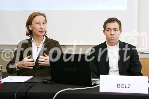 (C) fotodienst/Anna Rauchenberger - Wien, 26.11.2008 - Anlässlich des internationalen Kongress 'Advanced Retinal Therapy' in Wien diskutieren Experten die neuesten Entwicklungen aus allen Bereichen der Augenheilkunde. FOTO v.l.: Univ.-Prof. Dr. Ursula Schmidt-Erfurth (Vorstand der Universitätsklinik für Augenheilkunde und Optometrie, Wien), Dr. Matthias Bolz (Universitätsklinik für Augenheilkunde und Optometrie, Wien)