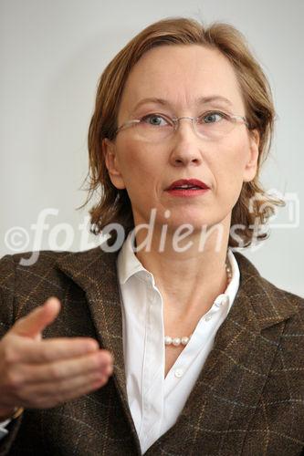 (C) fotodienst/Anna Rauchenberger - Wien, 26.11.2008 - Anlässlich des internationalen Kongress 'Advanced Retinal Therapy' in Wien diskutieren Experten die neuesten Entwicklungen aus allen Bereichen der Augenheilkunde. FOTO: Univ.-Prof. Dr. Ursula Schmidt-Erfurth (Vorstand der Universitätsklinik für Augenheilkunde und Optometrie, Wien)