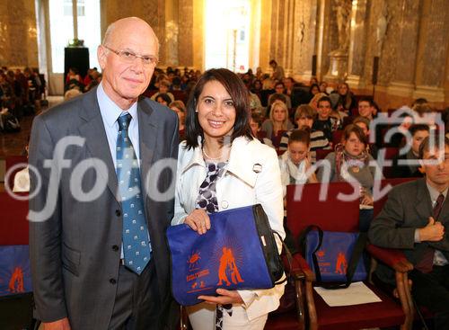 (C) fotodienst/Anna Rauchenberger - Wien, 20.11.2008 - Kinderkrebsforschung verständlich vermittelt: St. Anna  Wissenschafter wollen kreative Jugend fürs Forschen begeistern. FOTO v.l.: Univ.-Prof. Helmut Gadner (Leiter St. Anna Kinderkrebsforschung, Ärztlicher Direkor des St. Anna Kinderspitals, Koordinator von 'Forschen heilt Krebs'), Dr. Susanne Brandsteidl (Amtsführende Präsidentin des Stadtschulrats für Wien)