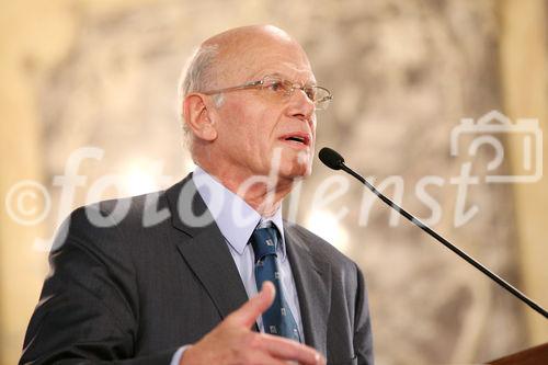 (C) fotodienst/Anna Rauchenberger - Wien, 20.11.2008 - Kinderkrebsforschung verständlich vermittelt: St. Anna  Wissenschafter wollen kreative Jugend fürs Forschen begeistern. FOTO: Univ.-Prof. Helmut Gadner (Leiter St. Anna Kinderkrebsforschung, Ärztlicher Direkor des St. Anna Kinderspitals, Koordinator von 'Forschen heilt Krebs')