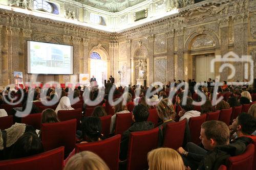 (C) fotodienst/Anna Rauchenberger - Wien, 20.11.2008 - Kinderkrebsforschung verständlich vermittelt: St. Anna  Wissenschafter wollen kreative Jugend fürs Forschen begeistern. FOTO: Univ.-Prof. Helmut Gadner (Leiter St. Anna Kinderkrebsforschung, Ärztlicher Direkor des St. Anna Kinderspitals, Koordinator von 'Forschen heilt Krebs')