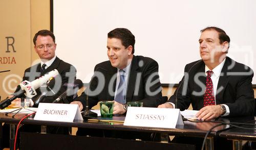 (C) fotodienst/Anna Rauchenberger - Wien, 19.11.2008 - Der Verein für Finanzmarkt-Ausgleich wirft der Finanzmarktaufsicht Verfehlungen vor und fordert Geschädigte auf, gemeinsam gegen die FMA vorzugehen. Geschädigte Anleger können mit Unerstützung des Vereins ihr Geld einklagen. FOTO: Mag. Dr. Georg Vetter (Rechtsanwalt), Ing. Philipp Buchner (Vorstand Verein für Finanzmarktausgleich), Ing. Peter Stiassny (Vorstand Verein für Finanzmarktausgleich)