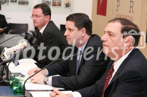 (C) fotodienst/Anna Rauchenberger - Wien, 19.11.2008 - Der Verein für Finanzmarkt-Ausgleich wirft der Finanzmarktaufsicht Verfehlungen vor und fordert Geschädigte auf, gemeinsam gegen die FMA vorzugehen. Geschädigte Anleger können mit Unerstützung des Vereins ihr Geld einklagen. FOTO: Mag. Dr. Georg Vetter (Rechtsanwalt), Ing. Philipp Buchner (Vorstand Verein für Finanzmarktausgleich), Ing. Peter Stiassny (Vorstand Verein für Finanzmarktausgleich)